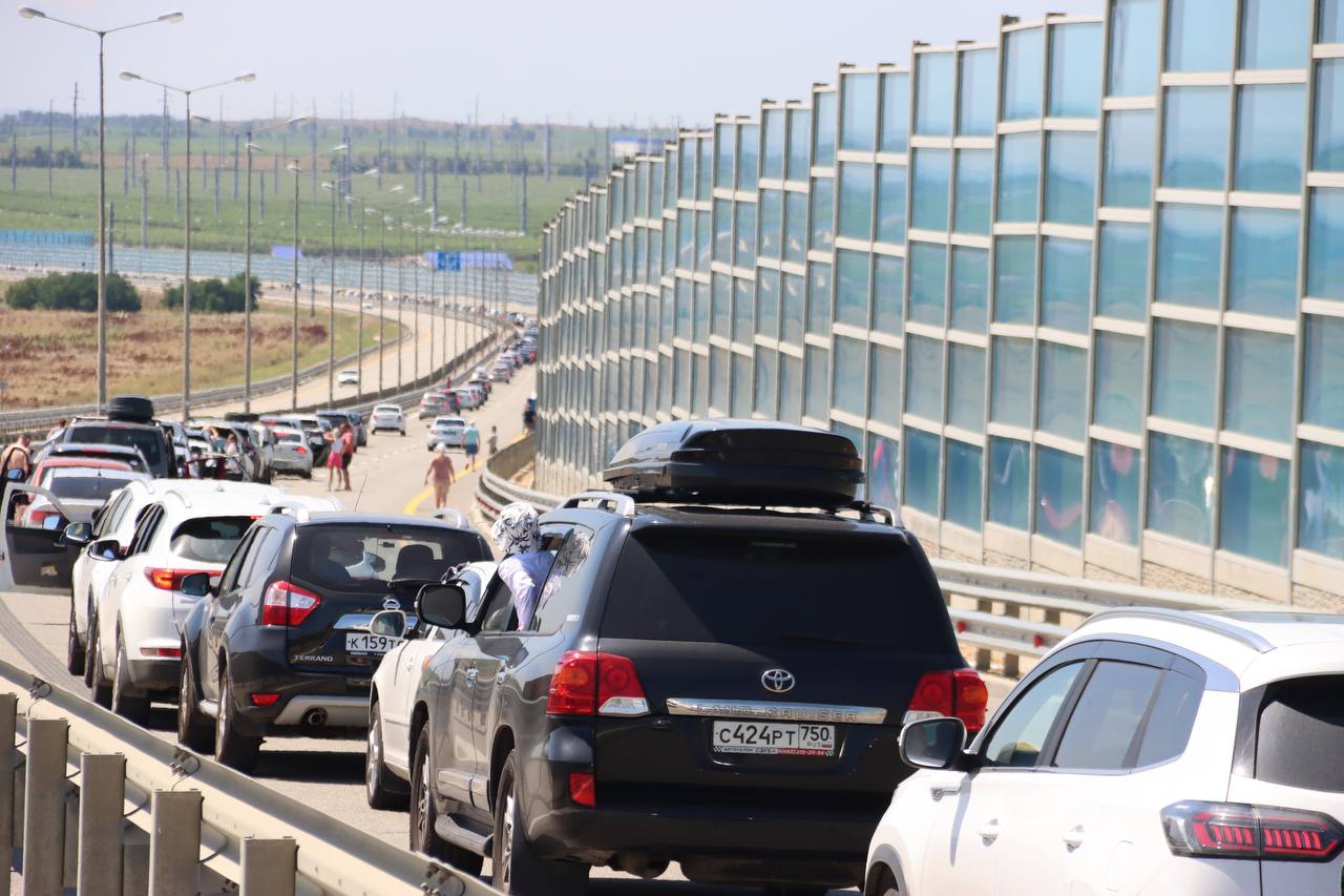 Время пробок на крымском мосту. Затор на дороге. Автомобильная пробка. Крымский мост фото. Ситуация на Крымском мосту.